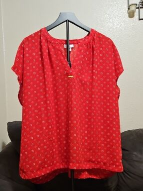 Liz Claiborne Red Floral Split‑Neck Cap Sleeve Blouse